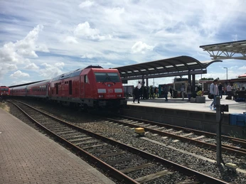 InterCity am Gleis 1