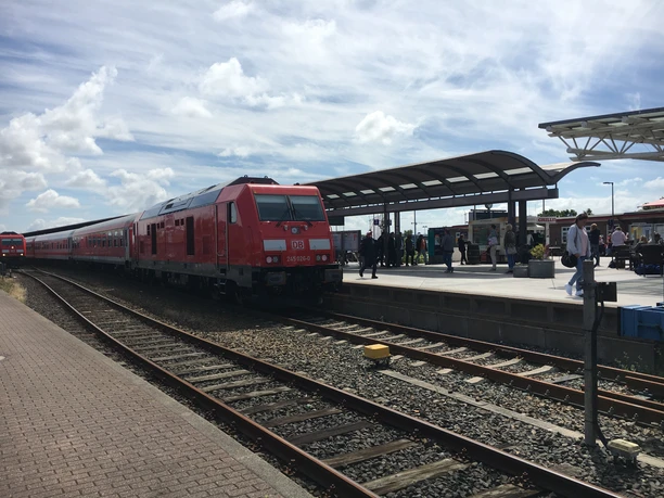 InterCity am Gleis 1