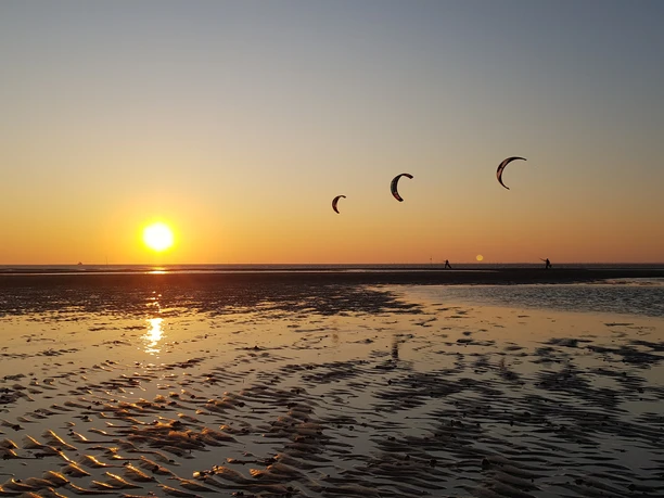 Kitesurfer an Hörnums Ostküste