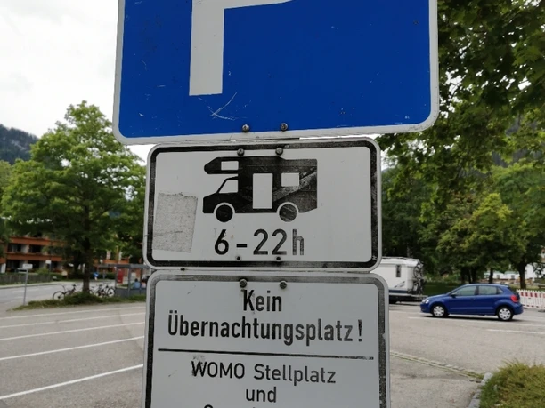 Parkplatz Eugen-Papst-Straße Schild.png