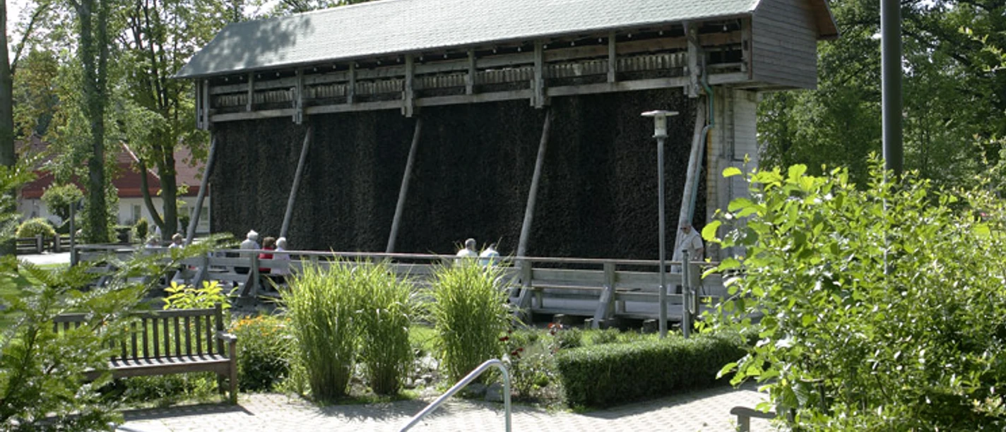 Gradierwerk und Kneippbecken.jpg