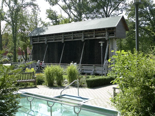 Gradierwerk und Kneippbecken.jpg