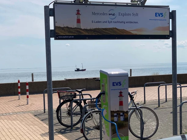 Elektrische Ladesäule am Hafen