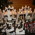 handwerkshuette22 Holzkunst mit beleuchteten Schwibbögen, geschnitzten Figuren und kleinen Weihnachtsmotiven.
