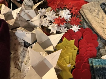 handwerkshuette2 Tisch mit handgefertigten Weihnachtsdekorationen aus Papier, Filz und gestrickten Textilien.