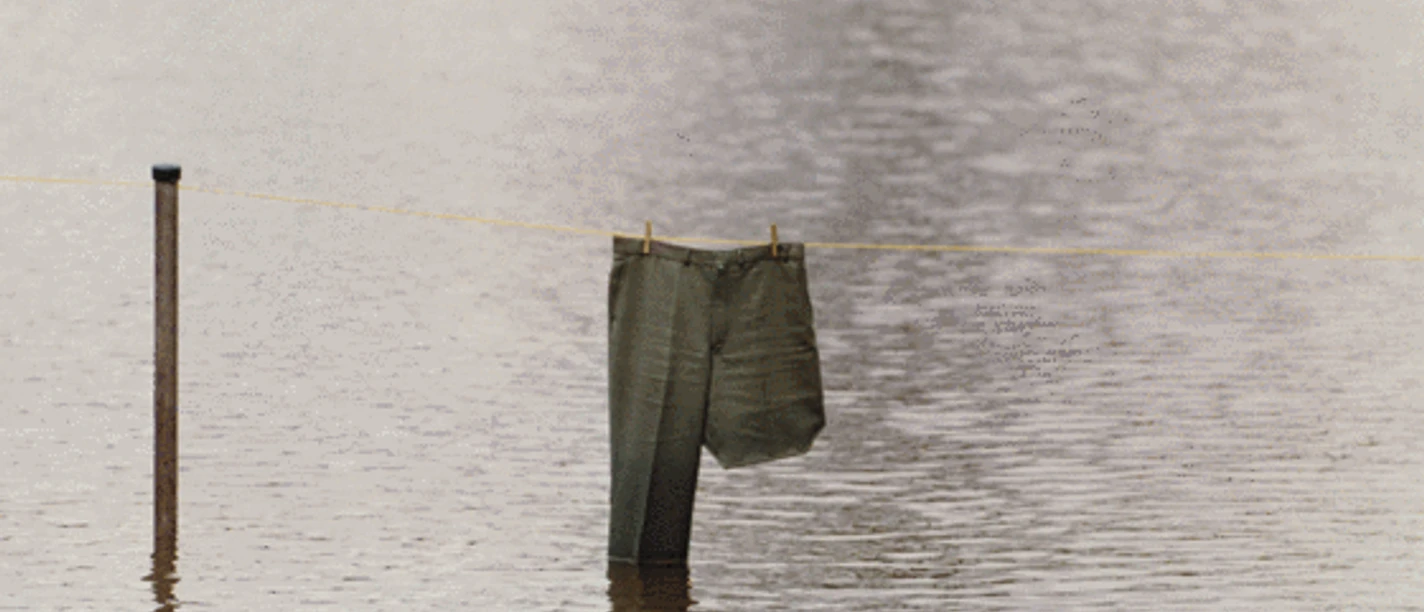 Kunstwegenobjekt_'"Die_Hose_des_Einbeinigen_trocknen" Kunstwegenobjekt "Die Hose des Einbeinigen trocknen"