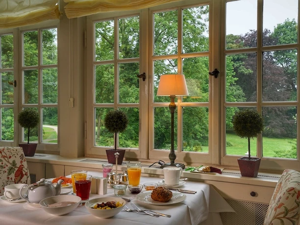 hameln_schlosshotel_muenchhausen_fruehstueck-mit-blick-in-den-park-schloss