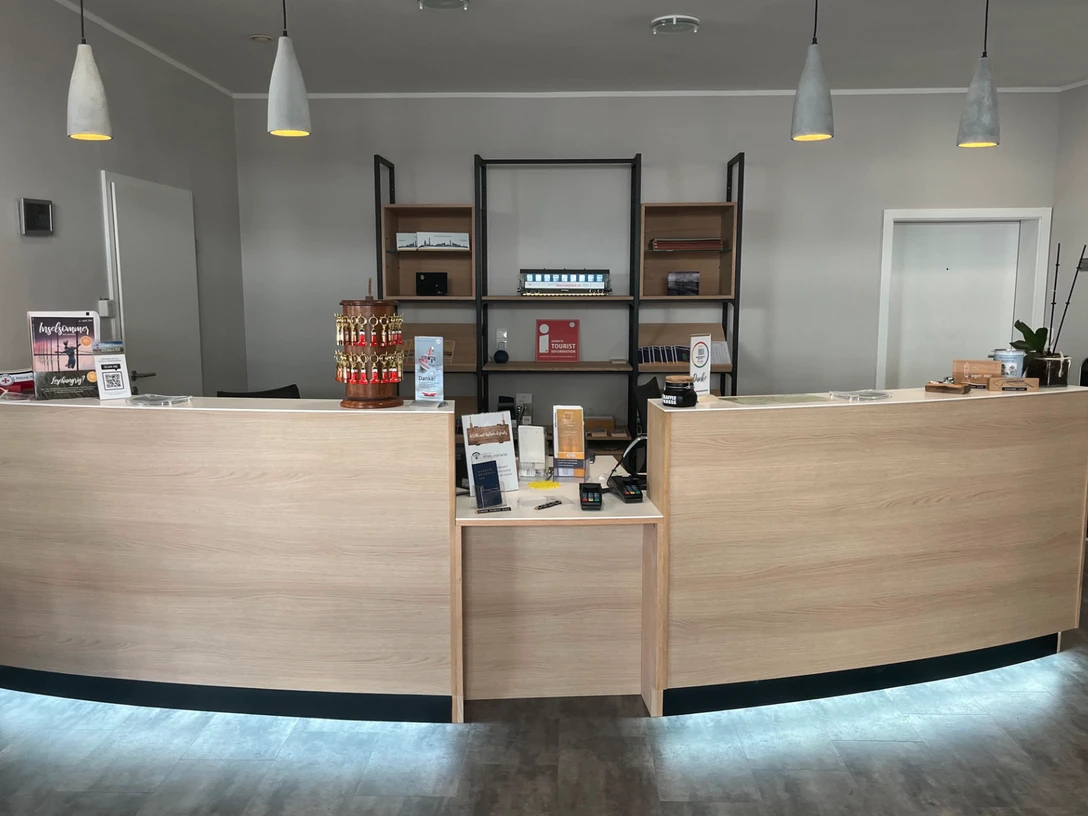 Touristinfo Fußgängerzone Ansicht der Touristinformation Fußgängerzone auf Wangerooge mit Informationsschaltern"View of the tourist information centre pedestrian zone on Wangerooge with information desks"Zicht op het toeristeninformatiecentrum voetgangerszone op Wangerooge met informatiebalies".Udsigt over turistinformationens gågade på Wangerooge med informationsskranker"