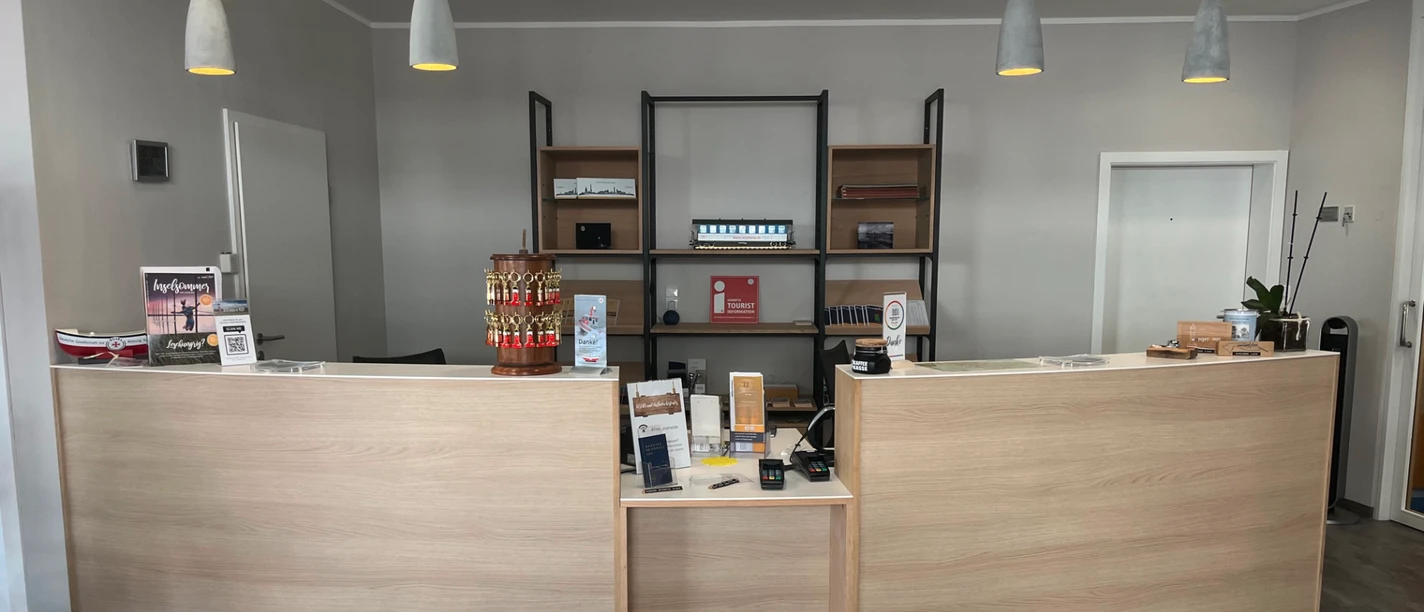 Touristinfo Fußgängerzone Udsigt over turistinformationens gågade på Wangerooge med informationsskranker"