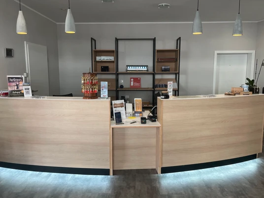 Touristinfo Fußgängerzone Ansicht der Touristinformation Fußgängerzone auf Wangerooge mit Informationsschaltern"View of the tourist information centre pedestrian zone on Wangerooge with information desks"Zicht op het toeristeninformatiecentrum voetgangerszone op Wangerooge met informatiebalies".Udsigt over turistinformationens gågade på Wangerooge med informationsskranker"