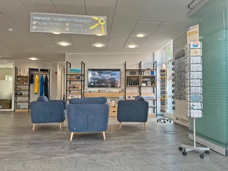 Zicht op het toeristeninformatiecentrum aan de Zedeliusstraße op Wangerooge met zijn vriendelijke receptie