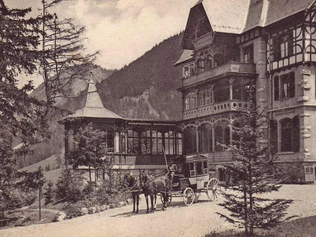 Kurhaus Grimmialp Hotel in Albert Schweitzer's time Black-and-white photograph of the Grimmialp spa hotel with a horse-drawn carriage in front of it