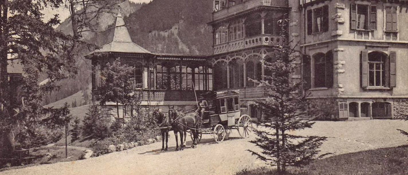 La maison de cure Grimmialp au temps d'Albert Schweitzer Photographie en noir et blanc de la maison de cure Grimmialp avec une calèche devant