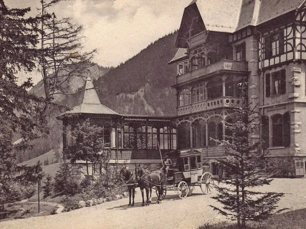 La maison de cure Grimmialp au temps d'Albert Schweitzer Photographie en noir et blanc de la maison de cure Grimmialp avec une calèche devant