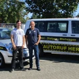 autoservice-herbst-taxi-fahrservice-buchholz-aller Zwei lächelnde Männer stehen vor zwei Autos von Autoruf Herbst in Buchholz Aller.