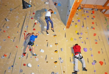 diemtigtal-wiriehorn-kletterhalle-kinder-klettern