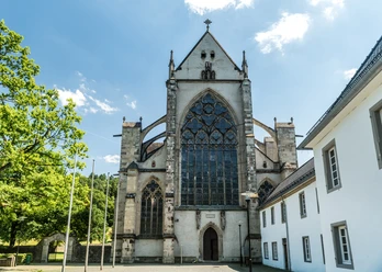 Altenberger Dom <p>Gotische Abtei mit prächtiger Fassade und großen Spitzbogenfenstern, flankiert von Bäumen.</p>