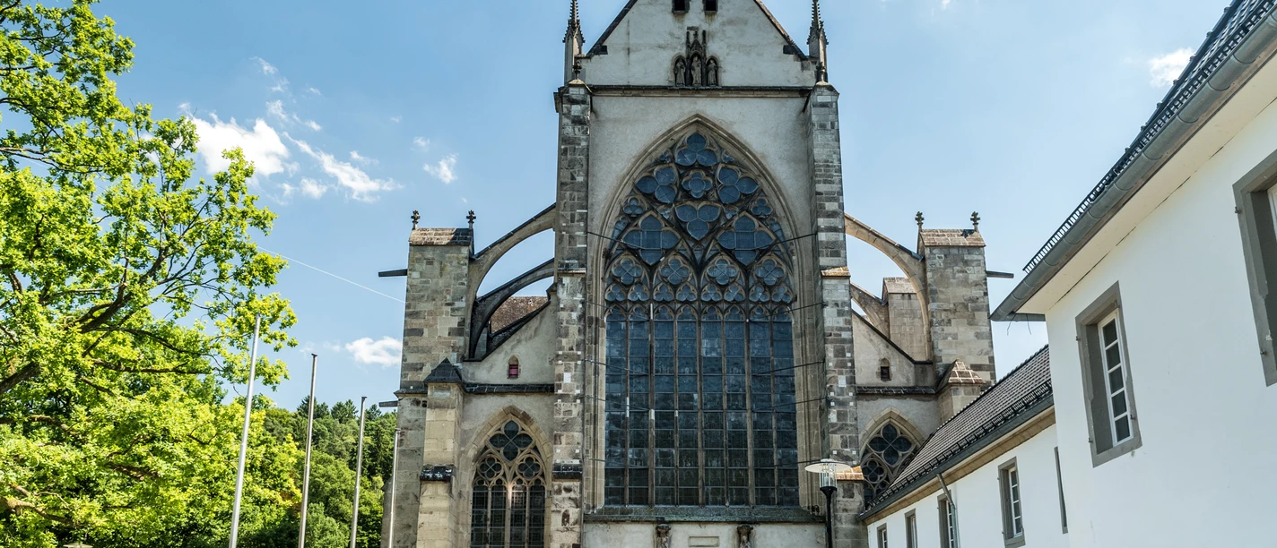 Altenberger Dom <p>Gotische Abtei mit prächtiger Fassade und großen Spitzbogenfenstern, flankiert von Bäumen.</p>