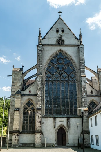 Altenberger Dom <p>Gotische Abtei mit prächtiger Fassade und großen Spitzbogenfenstern, flankiert von Bäumen.</p>
