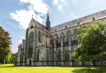 Altenberger Dom <p>Die Altenberger Domansicht zeigt gotische Architektur, hohe Fenster und einen Turm an einem sonnigen Tag.</p>