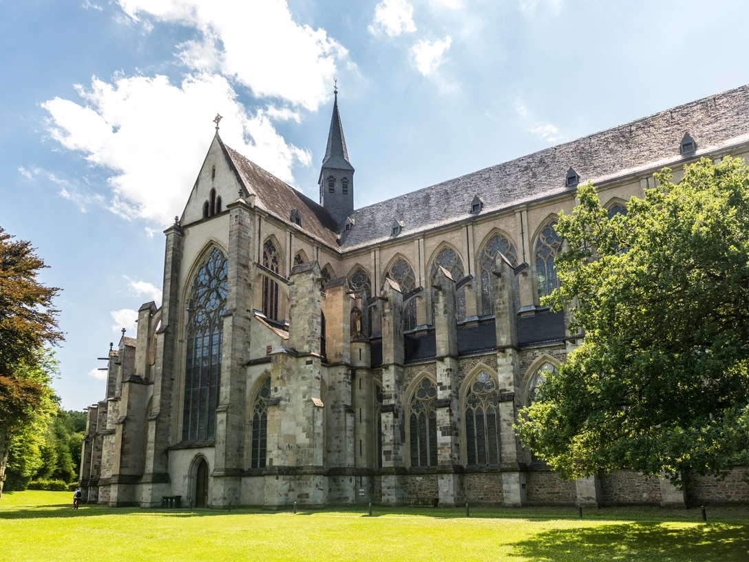 Altenberger Dom <p>Die Altenberger Domansicht zeigt gotische Architektur, hohe Fenster und einen Turm an einem sonnigen Tag.</p>