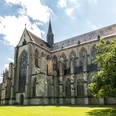 Altenberger Dom <p>Die Altenberger Domansicht zeigt gotische Architektur, hohe Fenster und einen Turm an einem sonnigen Tag.</p>