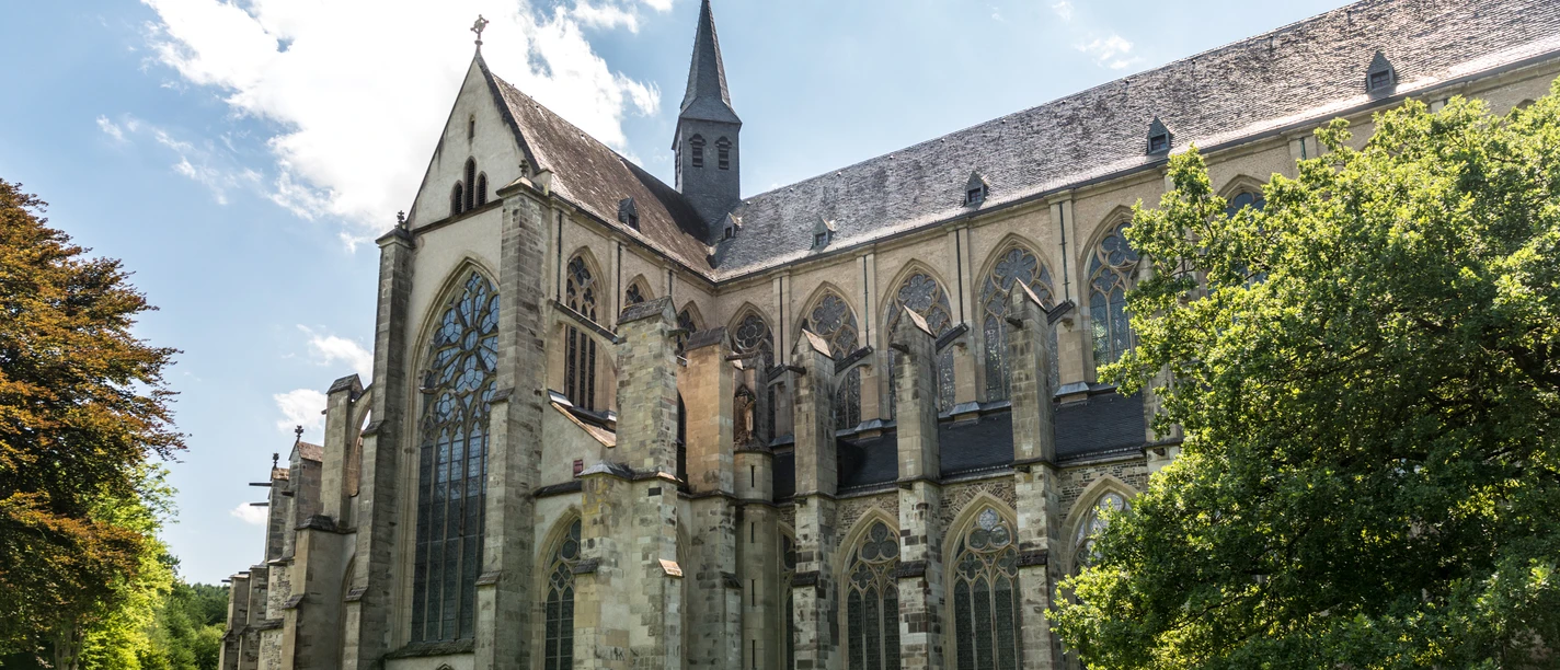 Altenberger Dom <p>Die Altenberger Domansicht zeigt gotische Architektur, hohe Fenster und einen Turm an einem sonnigen Tag.</p>
