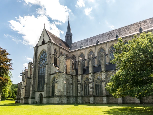 Altenberger Dom <p>Die Altenberger Domansicht zeigt gotische Architektur, hohe Fenster und einen Turm an einem sonnigen Tag.</p>