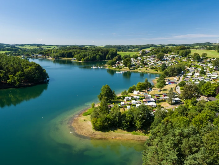 Bevertalsperre von oben <p>Luftaufnahme von Hückeswagen mit Blick auf eine von Wald umgebene Seelandschaft und Campingplatz.</p>