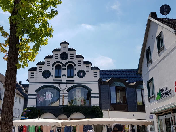 Altstadt Waldbröl <p>Historisches Gebäude mit verzierten Fassaden und Schaufenstern in Waldbröl.</p>