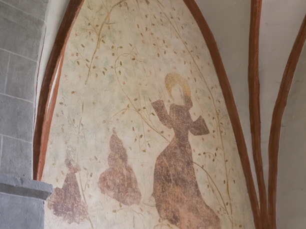 Wandmalerei Bonte Kerke Müllenbach Gotische Wandmalerei in einer Kirche zeigt eine heilige Gestalt mit Heiligenschein und Vögeln.