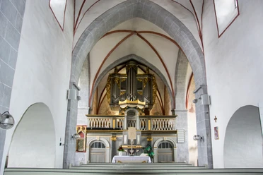 Altarraum Bonte Kerke Müllenbach Innenansicht einer gotischen Kirche mit beeindruckender Orgel auf der Empore und hohen Gewölben.
