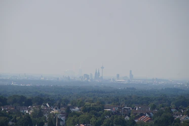 Domblick Schönrath Blick auf die Skyline von Köln mit Dom, Fernsehturm und bewaldete Vorstadt im Vordergrund.