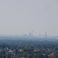 Domblick Schönrath Blick auf die Skyline von Köln mit Dom, Fernsehturm und bewaldete Vorstadt im Vordergrund.