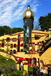 Hundertwasser-Haus im Grugapark Essen Buntes, kurvenreiches Gebäude mit goldener Kuppel von Friedensreich Hundertwasser.