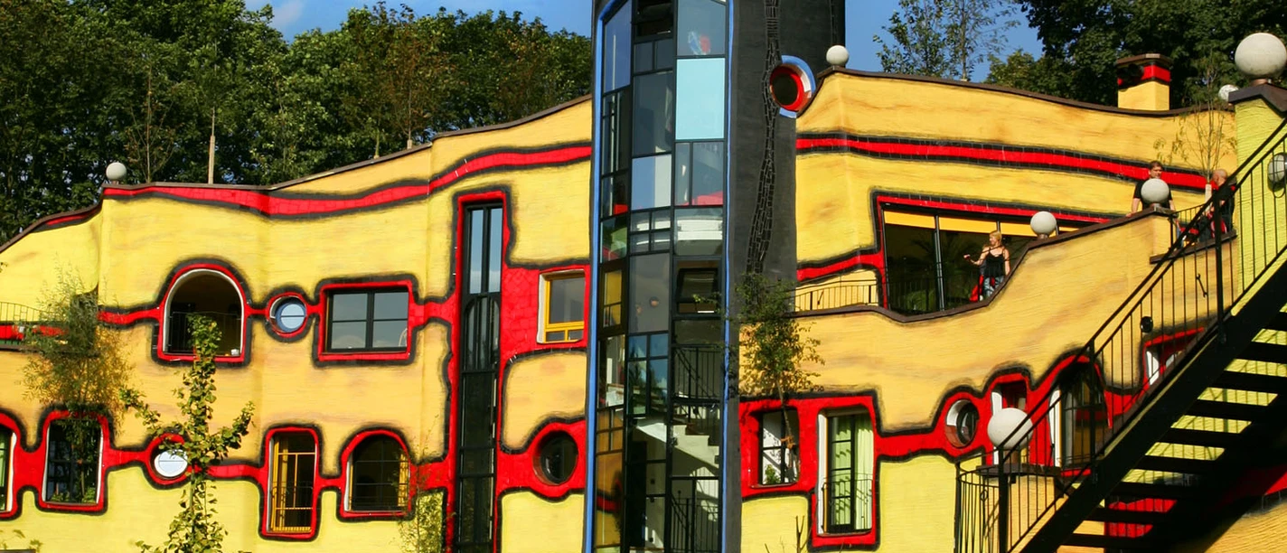 Hundertwasser-Haus im Grugapark Essen Buntes, kurvenreiches Gebäude mit goldener Kuppel von Friedensreich Hundertwasser.