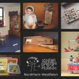 Kindergartenmuseum "Schätzchen" Kollage aus Retro-Spielzeug in einem Kinderkulturmuseum in Nordrhein-Westfalen, inklusive Puppen und Karussell.
