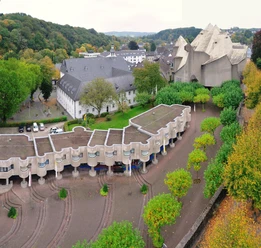 Mariendom Luftaufnahme des beeindruckenden, modernen Konrad-Adenauer-Gymnasiums in einer urbanen Umgebung.
