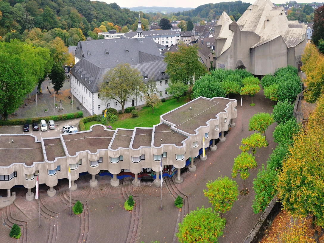 Mariendom Luftaufnahme des beeindruckenden, modernen Konrad-Adenauer-Gymnasiums in einer urbanen Umgebung.