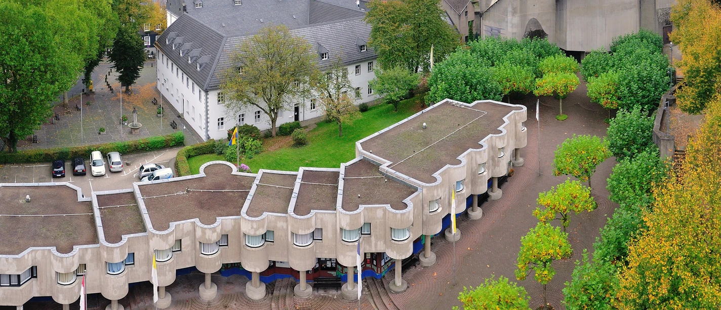 Mariendom Luftaufnahme des beeindruckenden, modernen Konrad-Adenauer-Gymnasiums in einer urbanen Umgebung.
