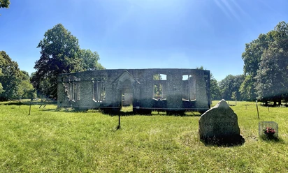 Foto Haustenbecker Kirchenruine.jpeg Ruinen der Haustenbecker Kirche in Schlangen mit steinernen Mauern und gewölbtem Eingangsportal im Grünen.