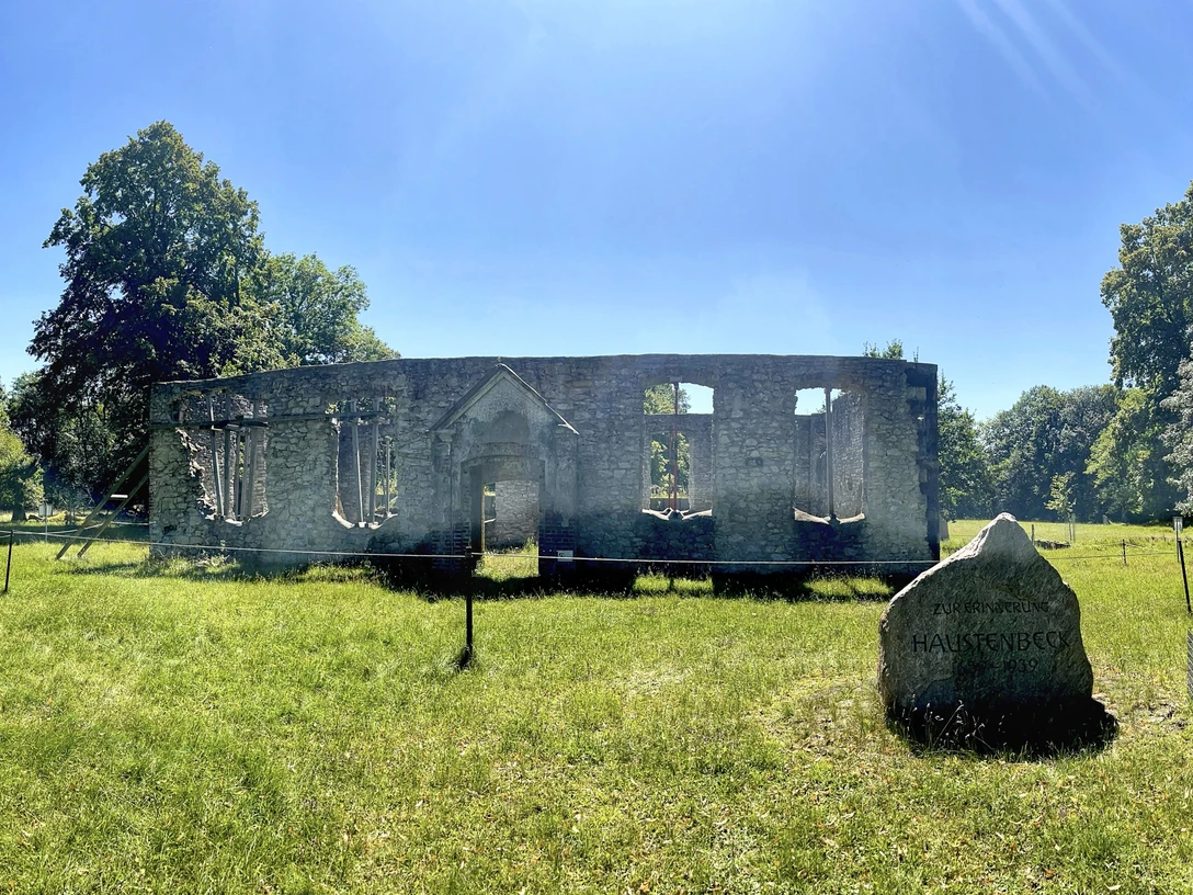 Foto Haustenbecker Kirchenruine.jpeg Ruinen der Haustenbecker Kirche in Schlangen mit steinernen Mauern und gewölbtem Eingangsportal im Grünen.