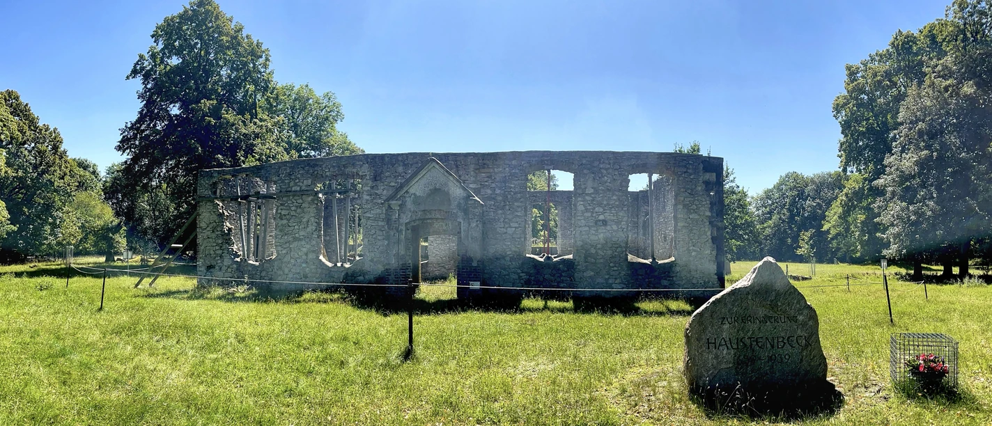 Foto Haustenbecker Kirchenruine.jpeg Ruinen der Haustenbecker Kirche in Schlangen mit steinernen Mauern und gewölbtem Eingangsportal im Grünen.