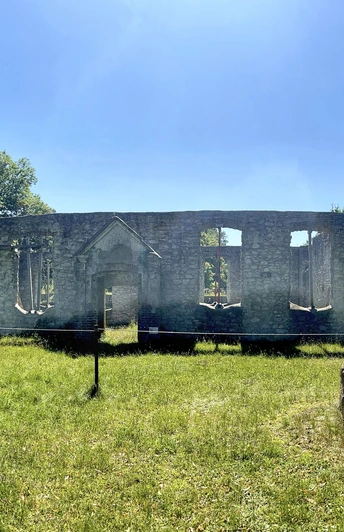 Foto Haustenbecker Kirchenruine.jpeg Ruinen der Haustenbecker Kirche in Schlangen mit steinernen Mauern und gewölbtem Eingangsportal im Grünen.