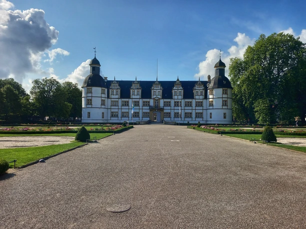 Fotospot Schloß Neuhaus.jpeg Schloss Neuhaus in Paderborn, umgeben von gepflegten Gärten, sticht mit seiner Renaissance-Architektur hervor.