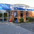 Kombibad Paffrath Das Bild zeigt den Eingang des Kombibads Paffrath mit blauen Fenstern und Ziegelwänden.