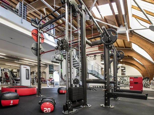 life-ness Fitnessbereich Modernes Fitnessstudio mit Kardiogeräten, Hanteln und Freihantelbereich, helle, gewölbte Decke.