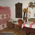 Mediendatei Ein traditionell eingerichtetes Zimmer mit handgefertigten Textilien und folkloristischer Dekoration.