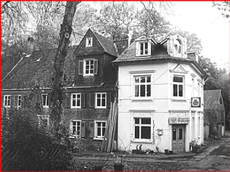 Mediendatei Historisches, zweigeschossiges Gebäude mit Fachwerk und Satteldach in ländlicher Umgebung.