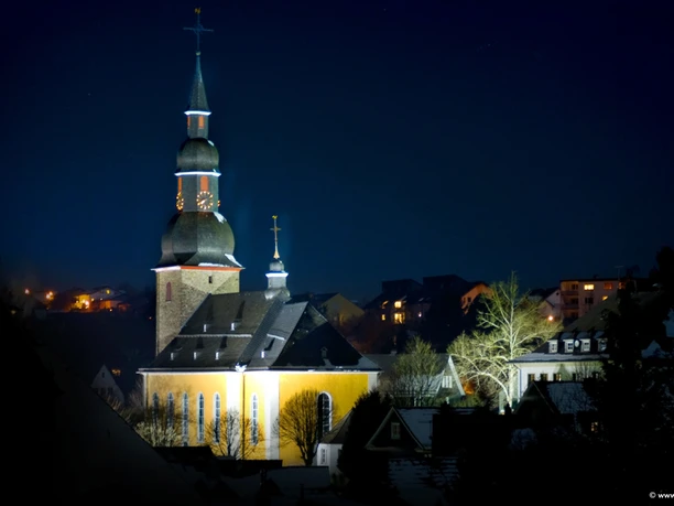 Barockkirche bei Nacht Eine beleuchtete Kirche bei Nacht, umgeben von dunklen Silhouetten, wirkt eindrucksvoll und ruhig.